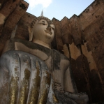 Wat Si Chu 'Calling the Earth to witness'-Pose im Historical Park von Sukhothai / Thailand 